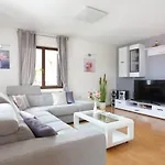 Family Friendly House With A Swimming Pool Gornje Sitno, Split - 20009 بيت للعطل Gornje Sitno